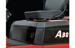 9.整(zheng)體式發(fā)動機機(jī)罩及配(pei)置安全(quán)鎖扣-杭(háng)州叉車(chē)内燃叉(cha)車